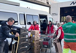 Integrantes de Cruz Roja, durante la recogida de la comida en el Circuit.