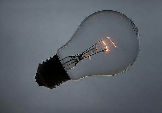 Una bombilla en una imagen de archivo.