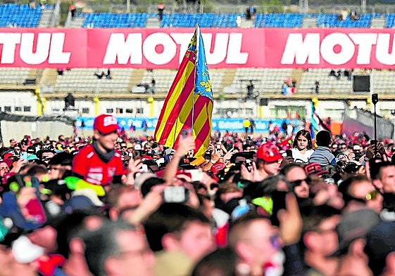 La senyera, luciendo en la invasión de pista tras el Gran Premio de MotoGP.