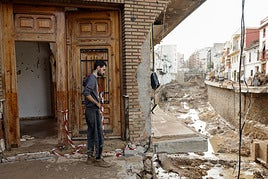 Un joven observa los severos destrozos causados por la riada en Chiva.