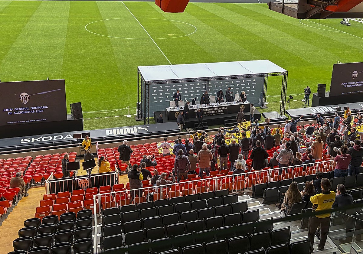Junta General de Accionistas del año pasado que acabó suspendida tras marcharse los consejeros ante las protestas de los abonados.