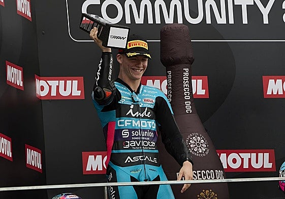 Daniel Holgado, en el podio del Circuit Ricardo Tormo.