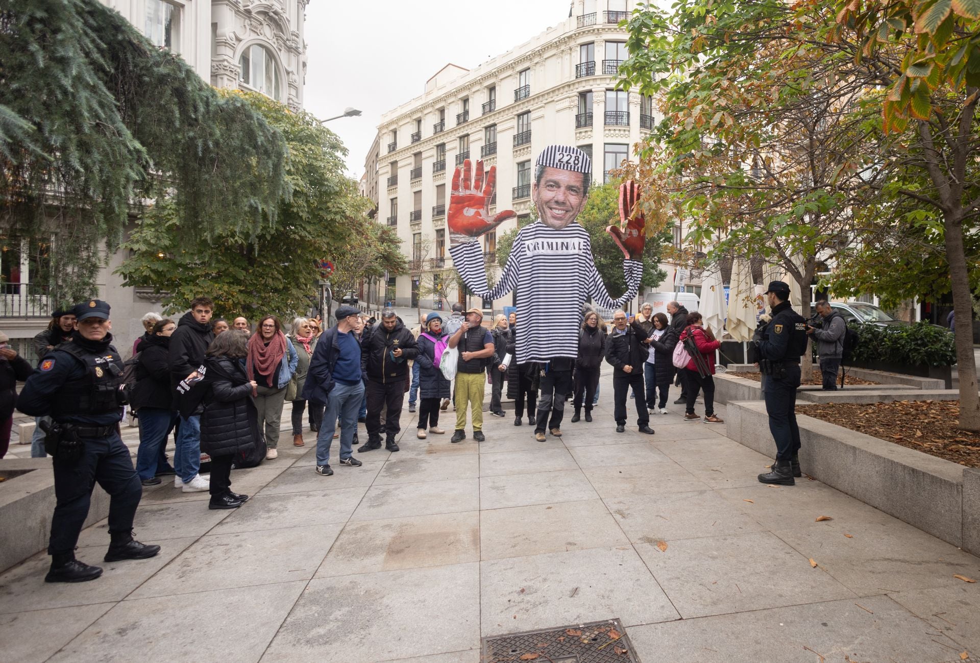 Familiares de las víctimas de la dana protestan contra Mazón durante su comparecencia en el Congreso
