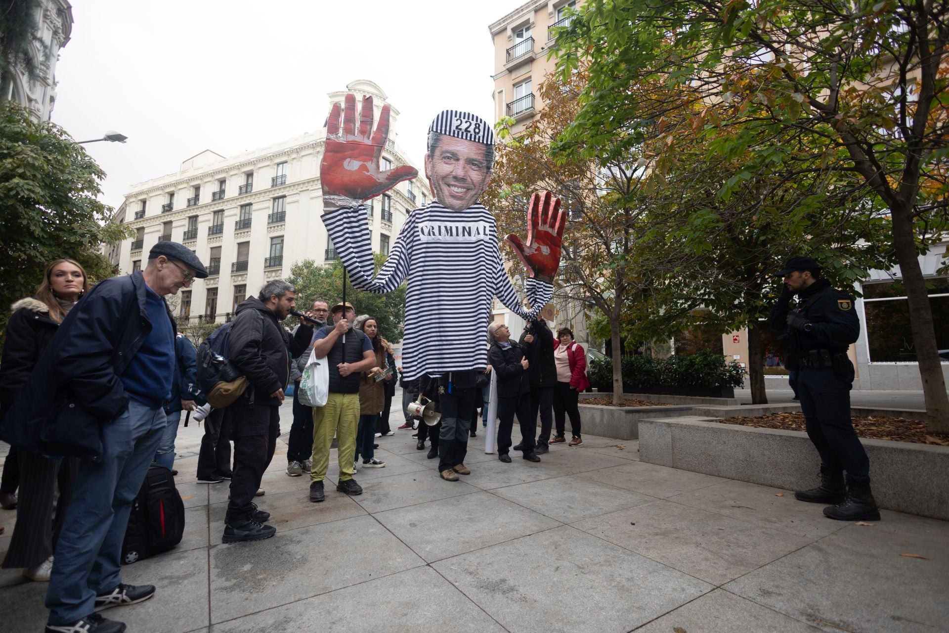 Familiares de las víctimas de la dana protestan contra Mazón durante su comparecencia en el Congreso