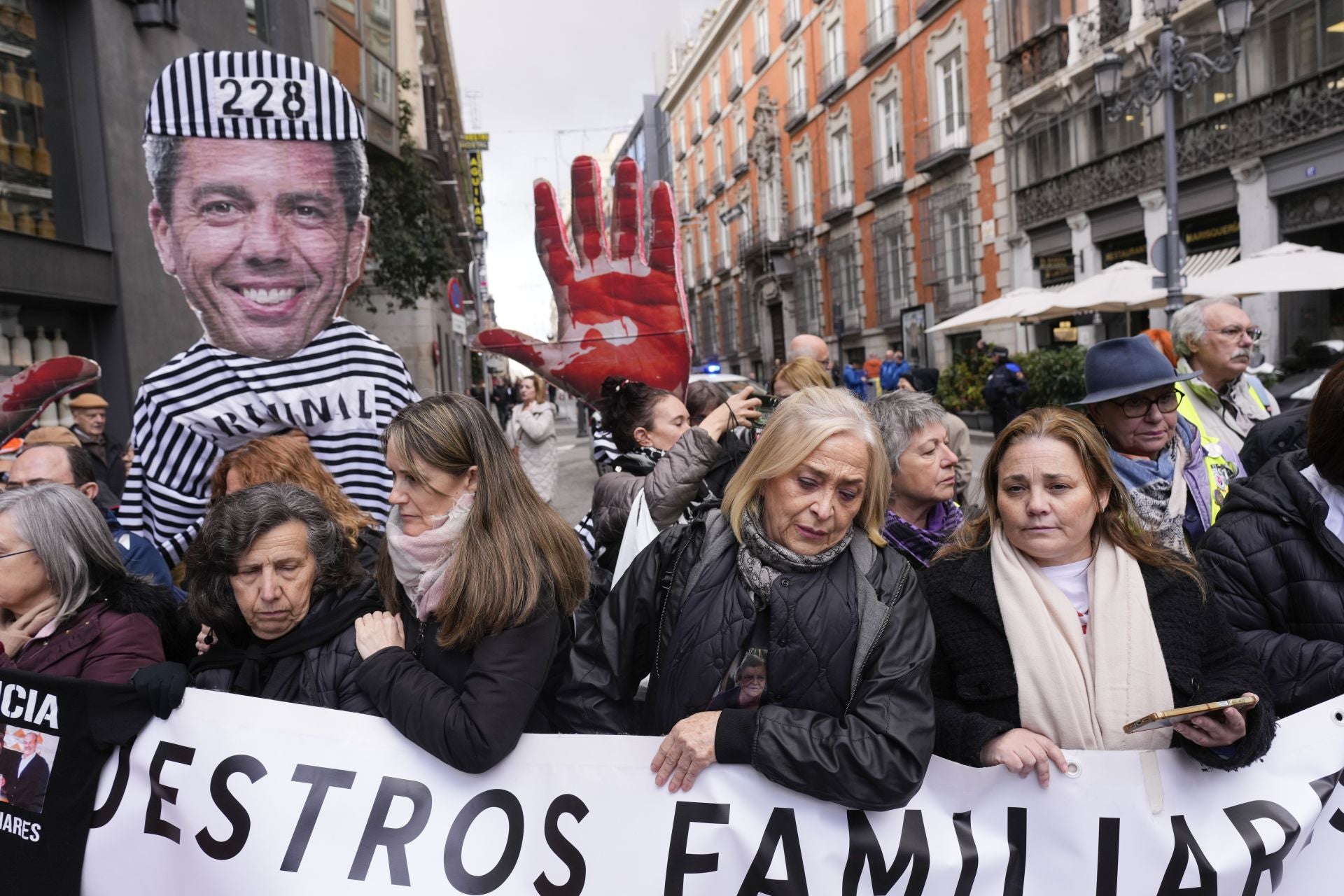 Familiares de las víctimas de la dana protestan contra Mazón durante su comparecencia en el Congreso