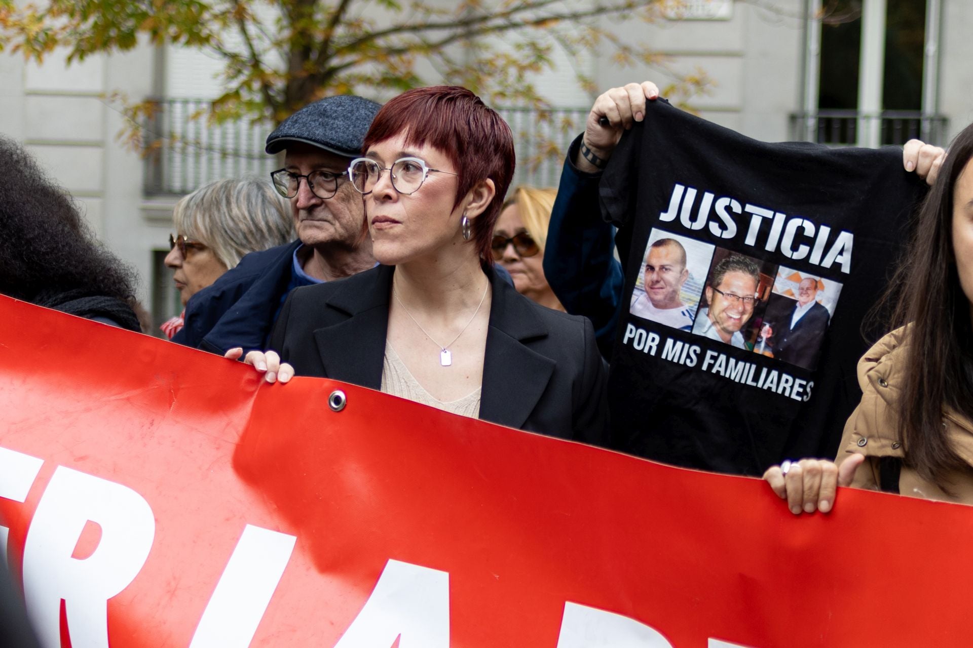 Familiares de las víctimas de la dana protestan contra Mazón durante su comparecencia en el Congreso