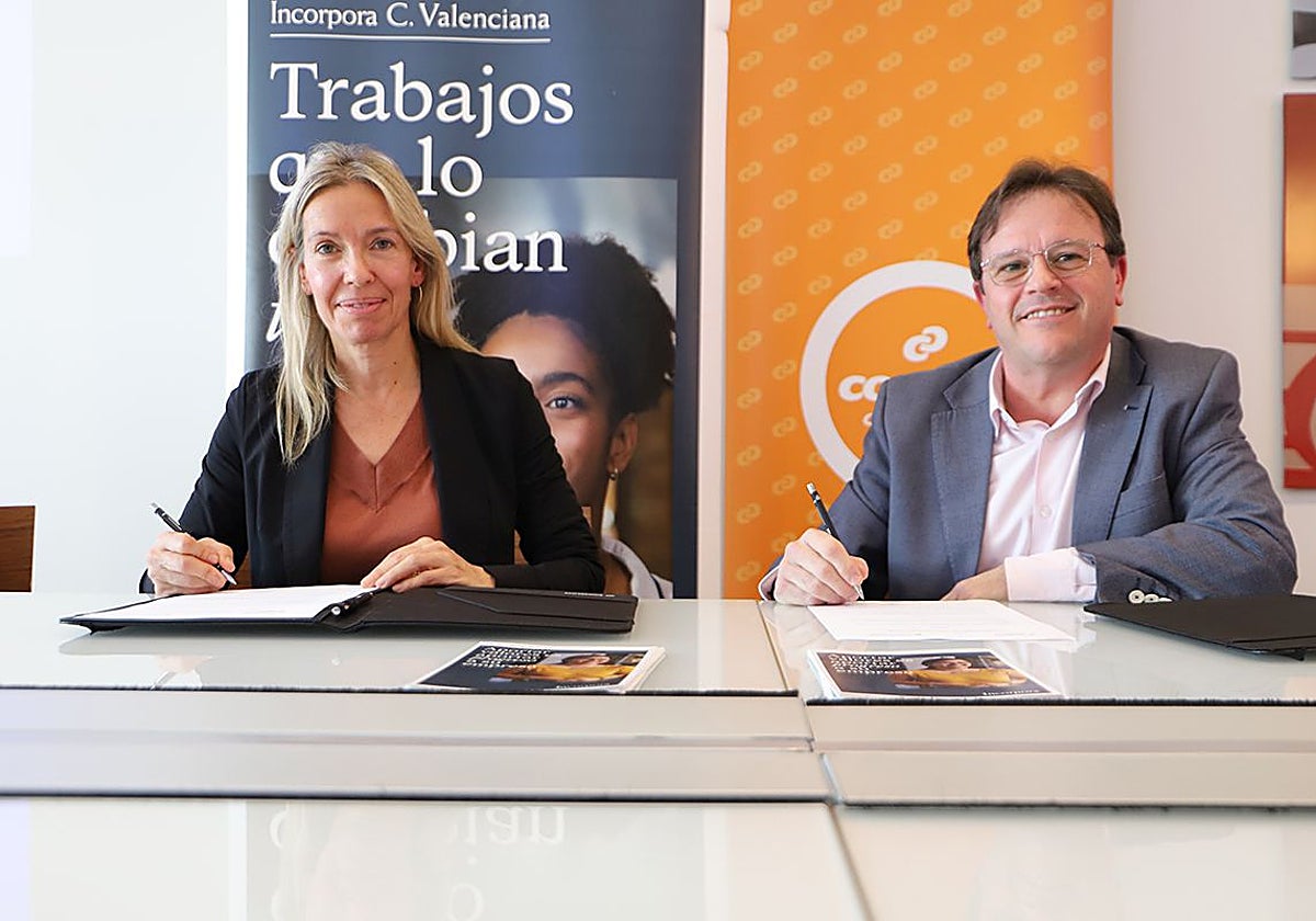 Imagen de Núria Danés (Fundación 'la Caixa') y Pedro Hernández (Consum) en la firma del acuerdo