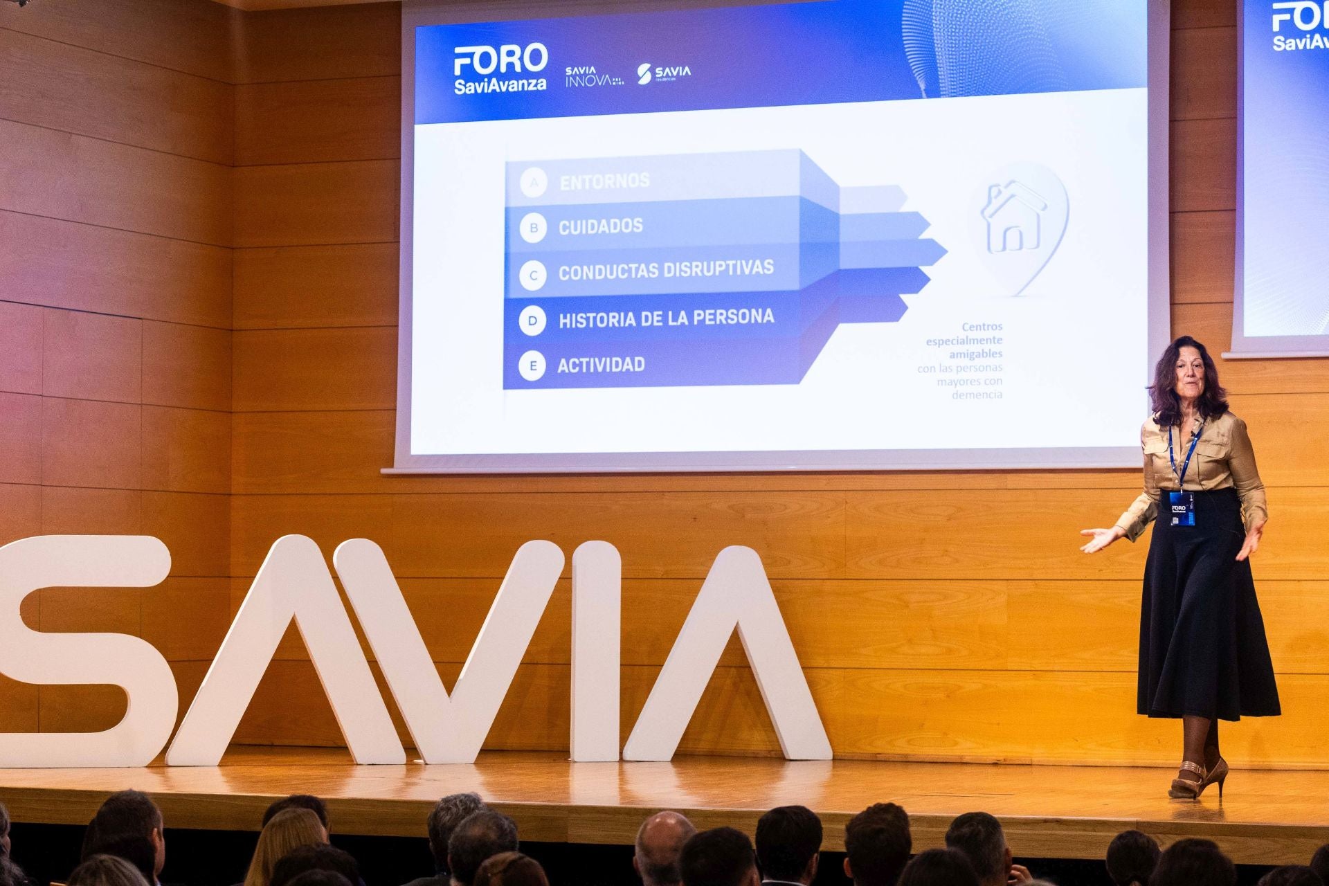 Imagen principal - Mary Martínez, directora de Operaciones de Savia durante el foro