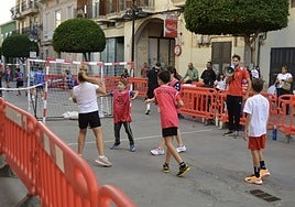Partido de balonmano en la calle
