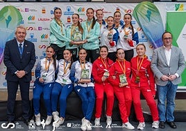 El equipo valenciano femenino de Kata Sub-21, con sus respectivas medallas de plata