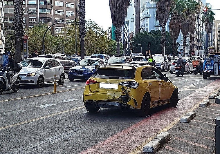 Espectacular accidente de dos vehículos en el cruce entre Pérez Galdós y Tres Forques