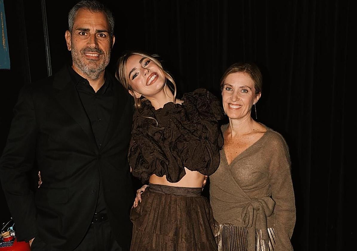 Aitana Soriano, con sus padres en la entrega de premios.