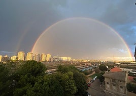 El arcoiris que se ha formado en el cielo de Valencia visto desde La Torre.