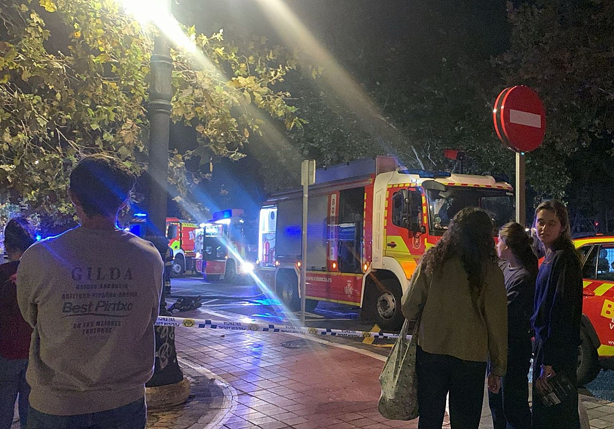 Un incendio junto a Blasco Ibáñez provoca alarma en Valencia