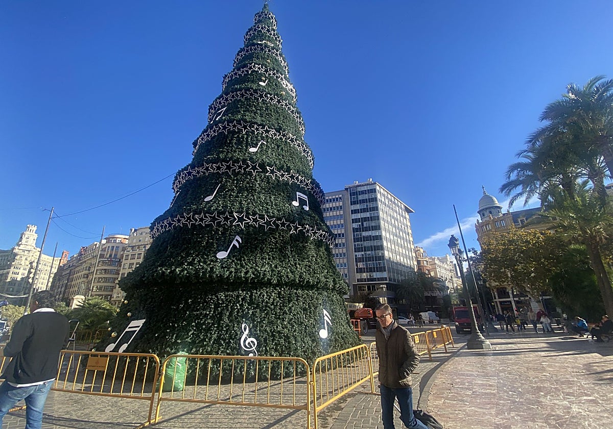 Imagen principal - Árbol de Navidad, arco de Reino de Valencia y rueda de prensa del encendido de luces.