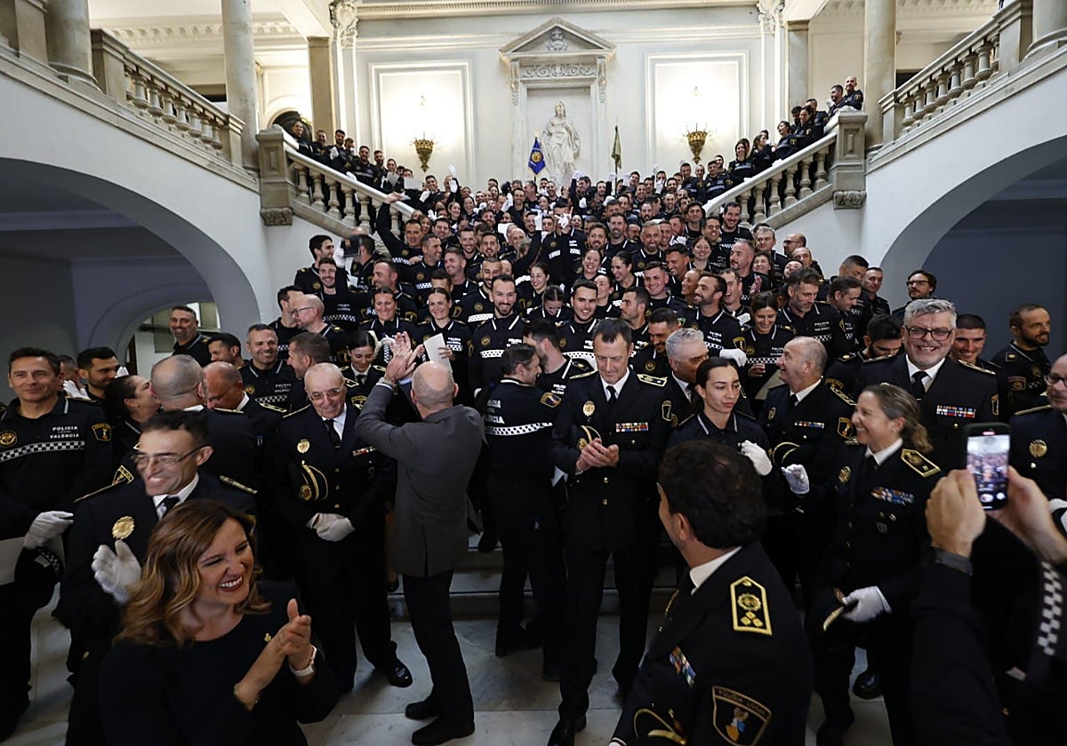 Celebración de la alcaldesa de Valencia, María José Catalá, y el comisario principal, Ángel Albendín, junto a los nuevos policías locales de Valencia.