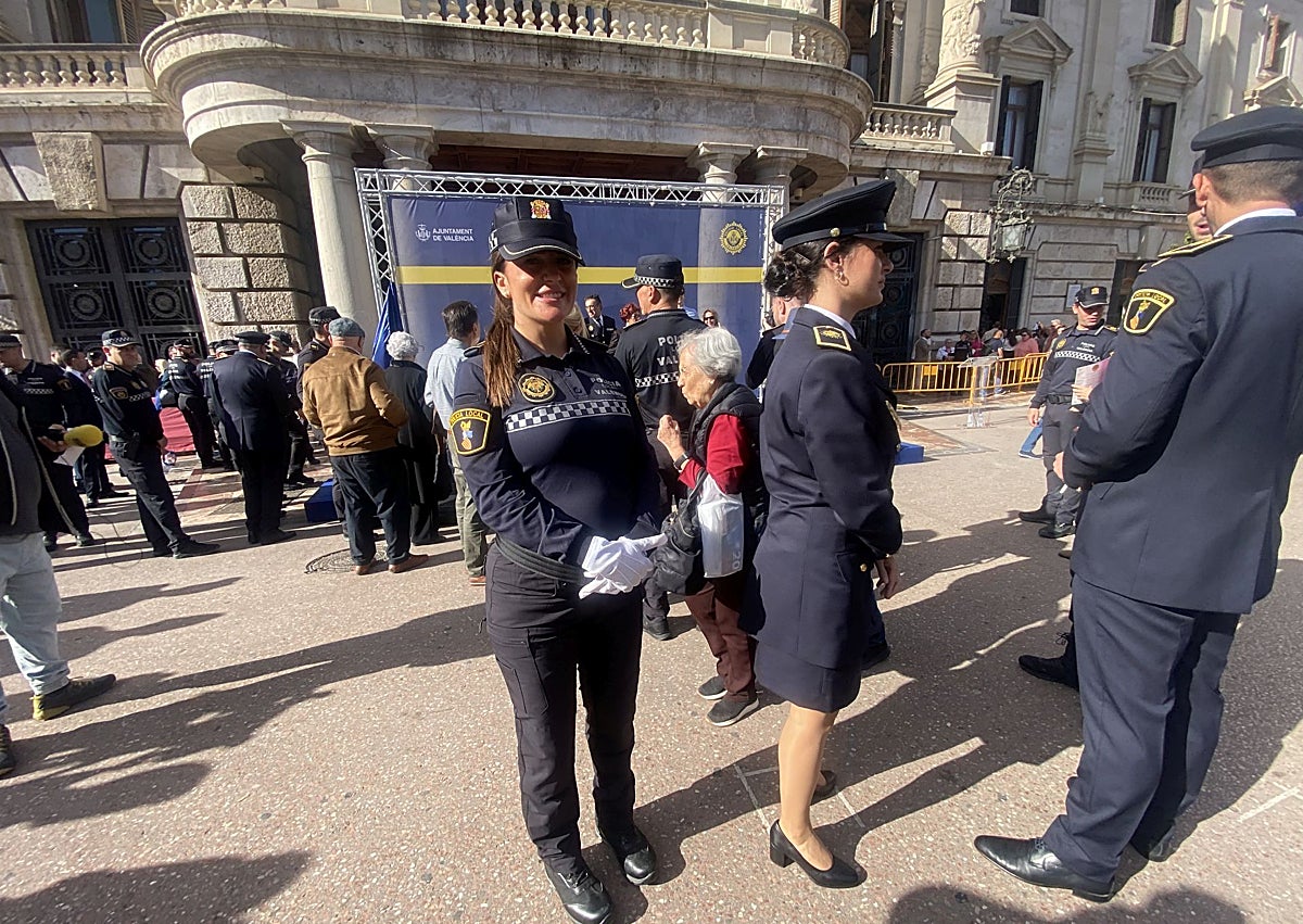 Imagen secundaria 1 - Carla Lorente, primera de la promición, y Lucía Lázaro, nueva agente que será mamá en dos meses.