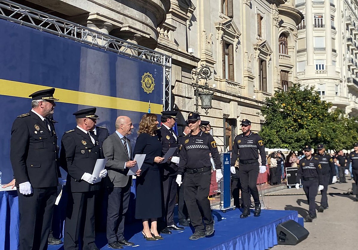 El concejal de Movilidad, Jesús Carbonell, junto a la alcaldesa de Valencia, María José Catalá, en la recepción a los nuevos policías locales de Valencia.