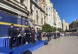 El concejal de Movilidad, Jesús Carbonell, junto a la alcaldesa de Valencia, María José Catalá, en la recepción a los nuevos policías locales de Valencia.