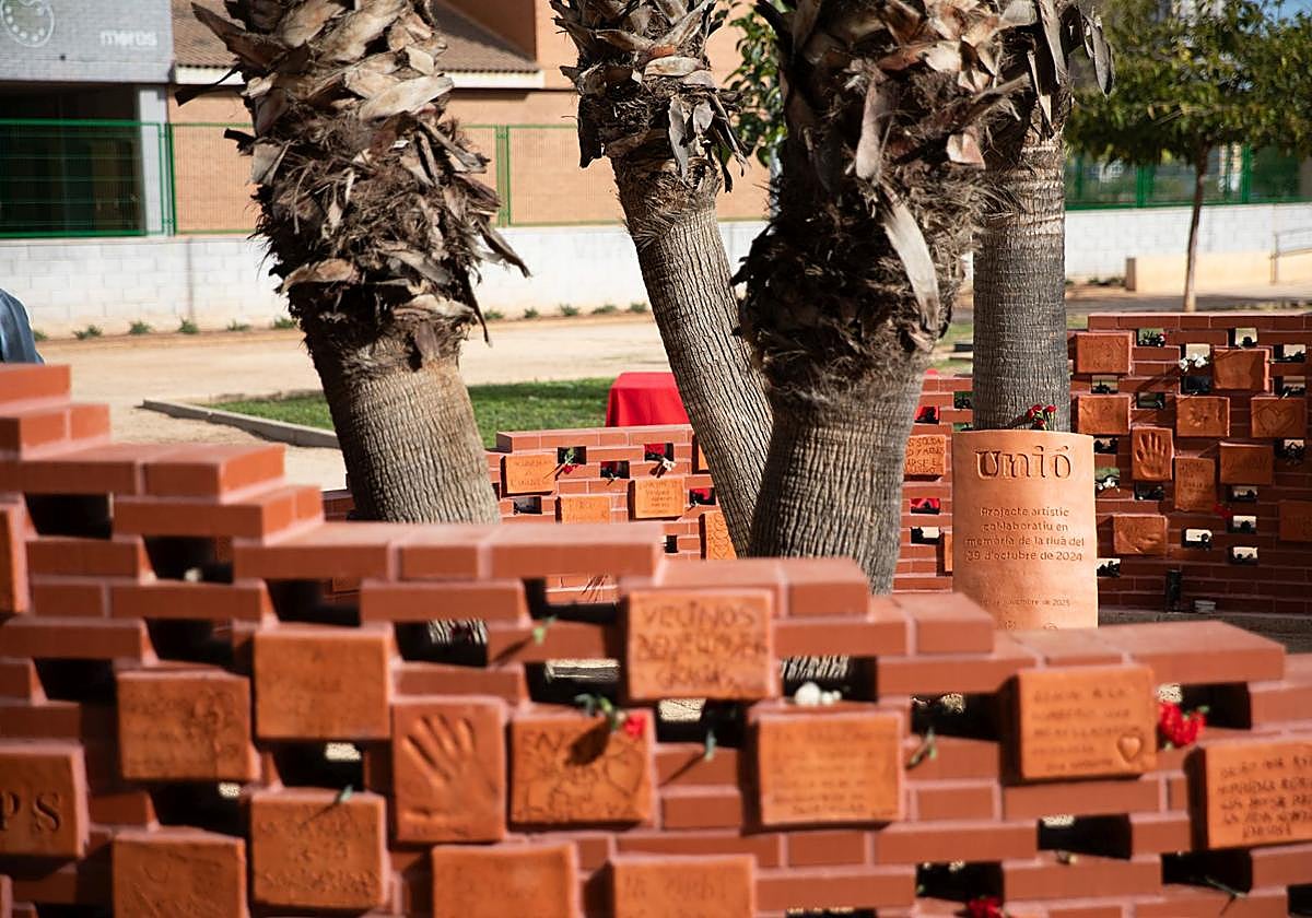 Una parte del monumento conmemorativo, donde se aprecian las piezas de barro cocido.