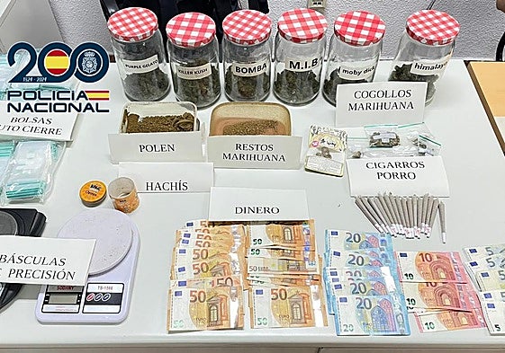 Dinero y drogas incautados en el local.