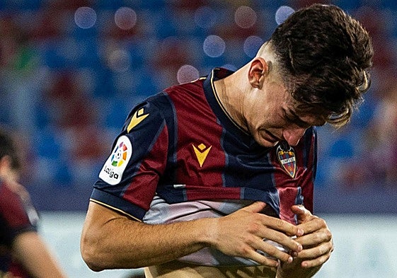 Pepelu, llorando tras no conseguir el ascenso contra el Alavés, en el que acabó siendo su último partido como jugador del Levante.