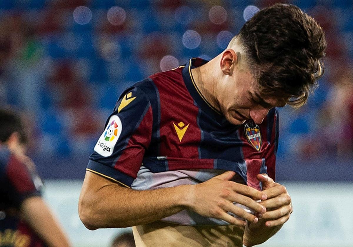 Pepelu, llorando tras no conseguir el ascenso contra el Alavés, en el que acabó siendo su último partido como jugador del Levante.
