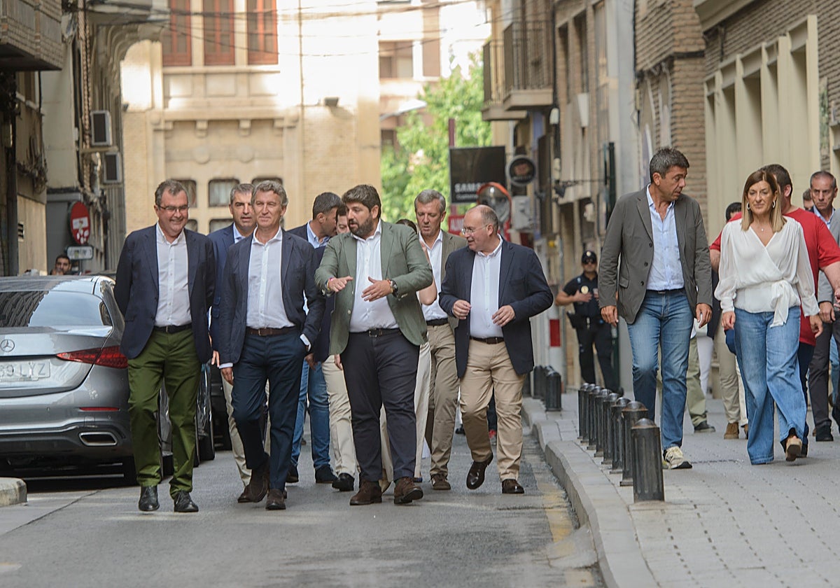 Núñez Feijóo, junto a otros barones del PP. A la derecha, Mazón.