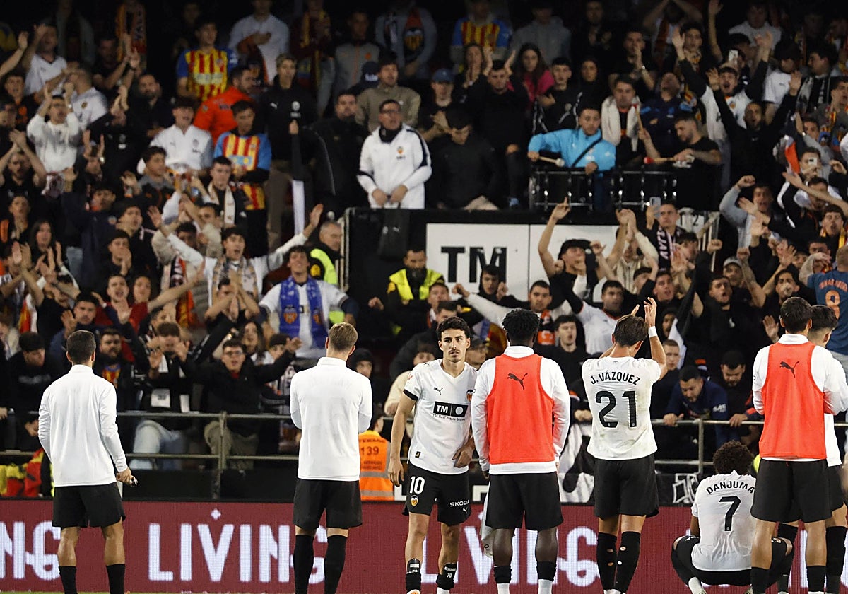 Los jugadores saludan a la grada tras el partido contra el Betis.