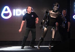 AIDOL, el robot ruso, tropieza en su primera demostración y se hace viral