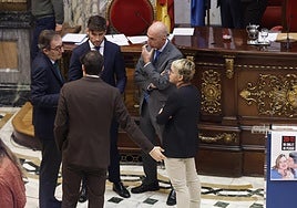 El secretario municipal explica su informe a los portavoces del pleno municipal.