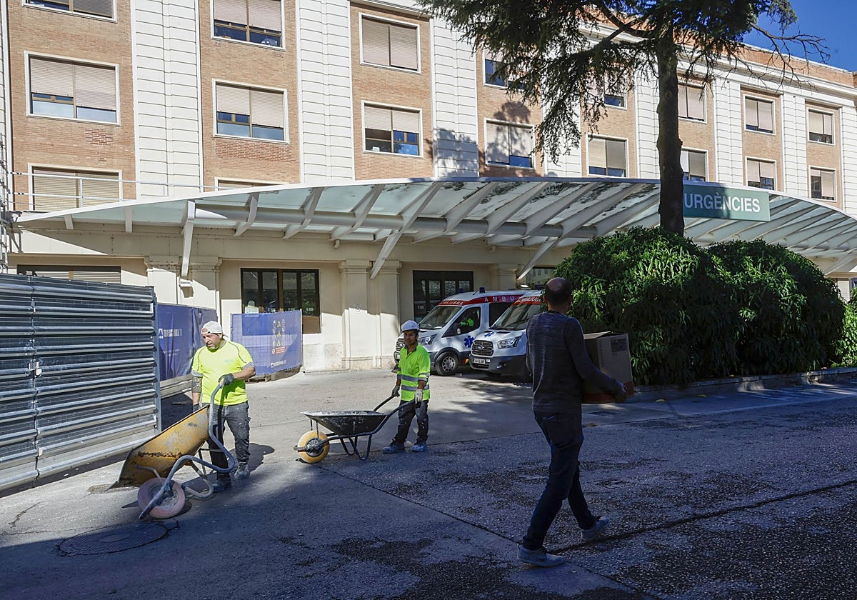 Obreros trabajando junto a la entrada de Urgencias del General este martes.
