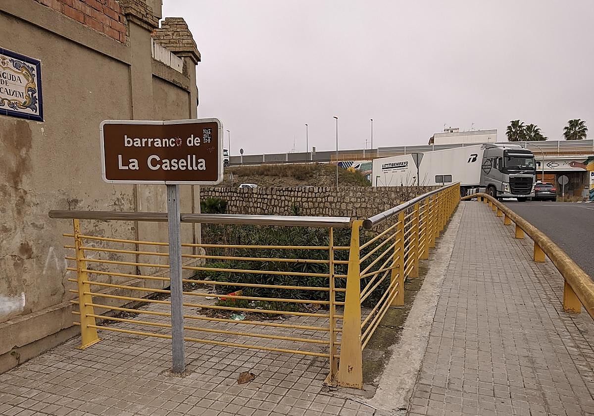 El puente se trasladará para dar más espacio al barranco.