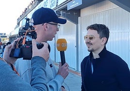 Jorge Lorenzo fue uno de los focos de atención en el Pit Lane durante los entrenamientos de MotoGP en Cheste.