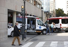 Dos ambulancias en la puerta del Servicio de Urgencias del Hospital Clínico.