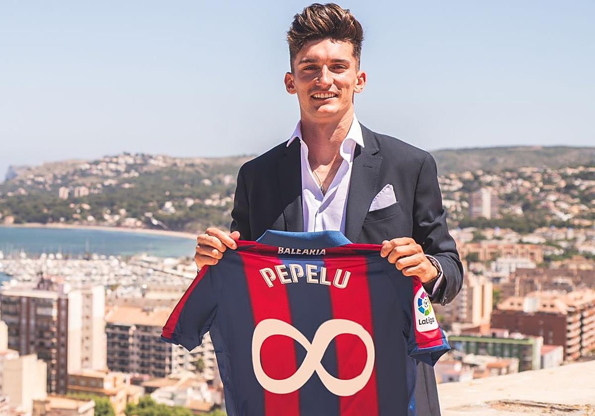 Pepelu, en una imagen de archivo, cuando renovó con el Levante en 2022.