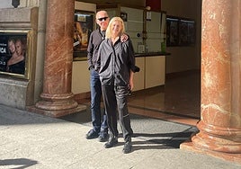 Darío Grandinetti y Ana Duato posan en la puerta del teatro Olympia, donde protagonizarán 'La música' hasta el 30 de noviembre.