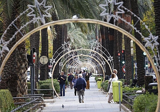 Luces de Navidad en la avenida Antiguo Reino.