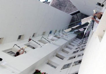 La ley aclara si está permitido que tu vecino tienda la ropa en el patio de luces o el balcón