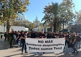 Protesta de Bomberos frente al Ayuntamiento de Valencia.