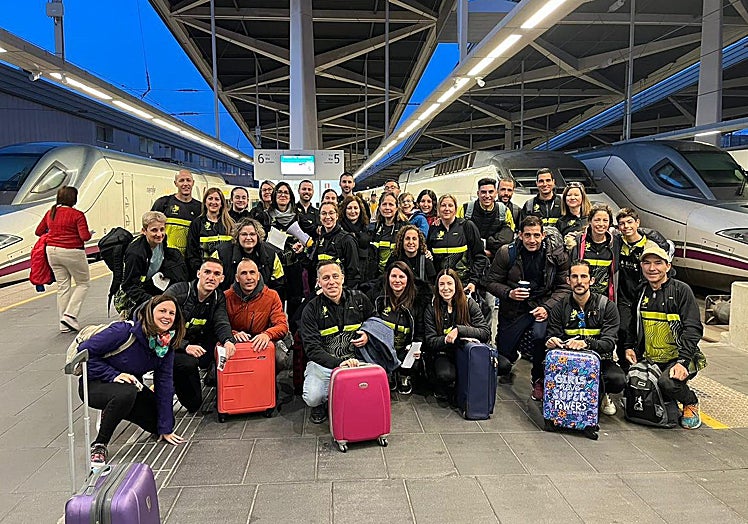Miembros del club preparados para viajar en la estación de tren