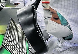 Un trabajador revisa microchips ubicados en un semiconductor, en Malasia, en 2021.