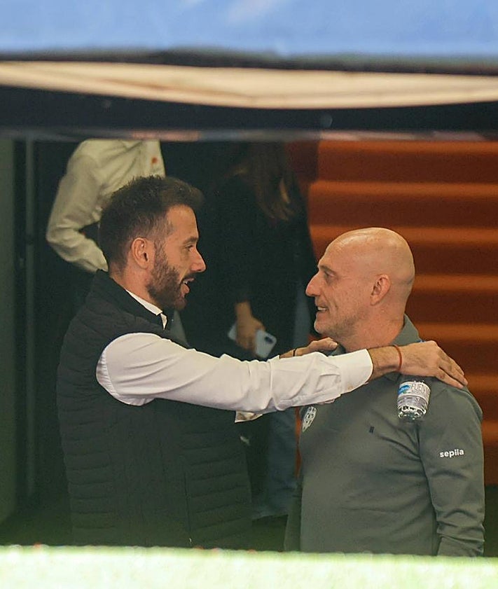 Imagen secundaria 2 - Posado de los capitanes y entrenadores del Valencia y Levante en Mestalla