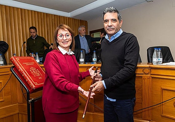La popular Amparo Fort entrega la vara de mando al actual alcalde de Chiva, Ernesto Navarro.