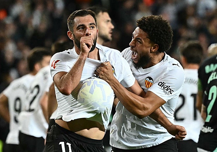 Danjuma celebra un tanto con Luis Rioja