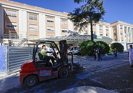 Máquinas y obreros, junto a pacientes y médicos en el hospital General.