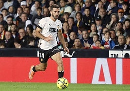 José Luis Gayà conduce el balón frente al Betis