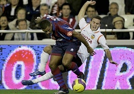 Un instante del derbi entre Valencia y Levante de la temporada 2007-08.