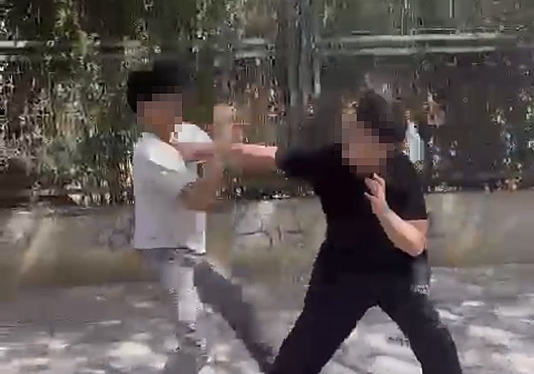 Dos menores en uno de los combates, a la salida del colegio, en los que adolescentes apuestan dinero.