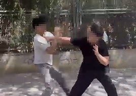 Dos menores en uno de los combates, a la salida del colegio, en los que adolescentes apuestan dinero.
